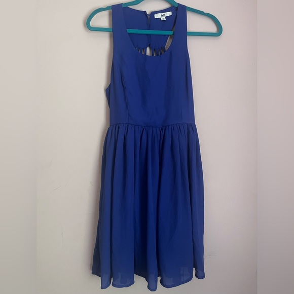 Dresses & Skirts - Cute dress, zipper back